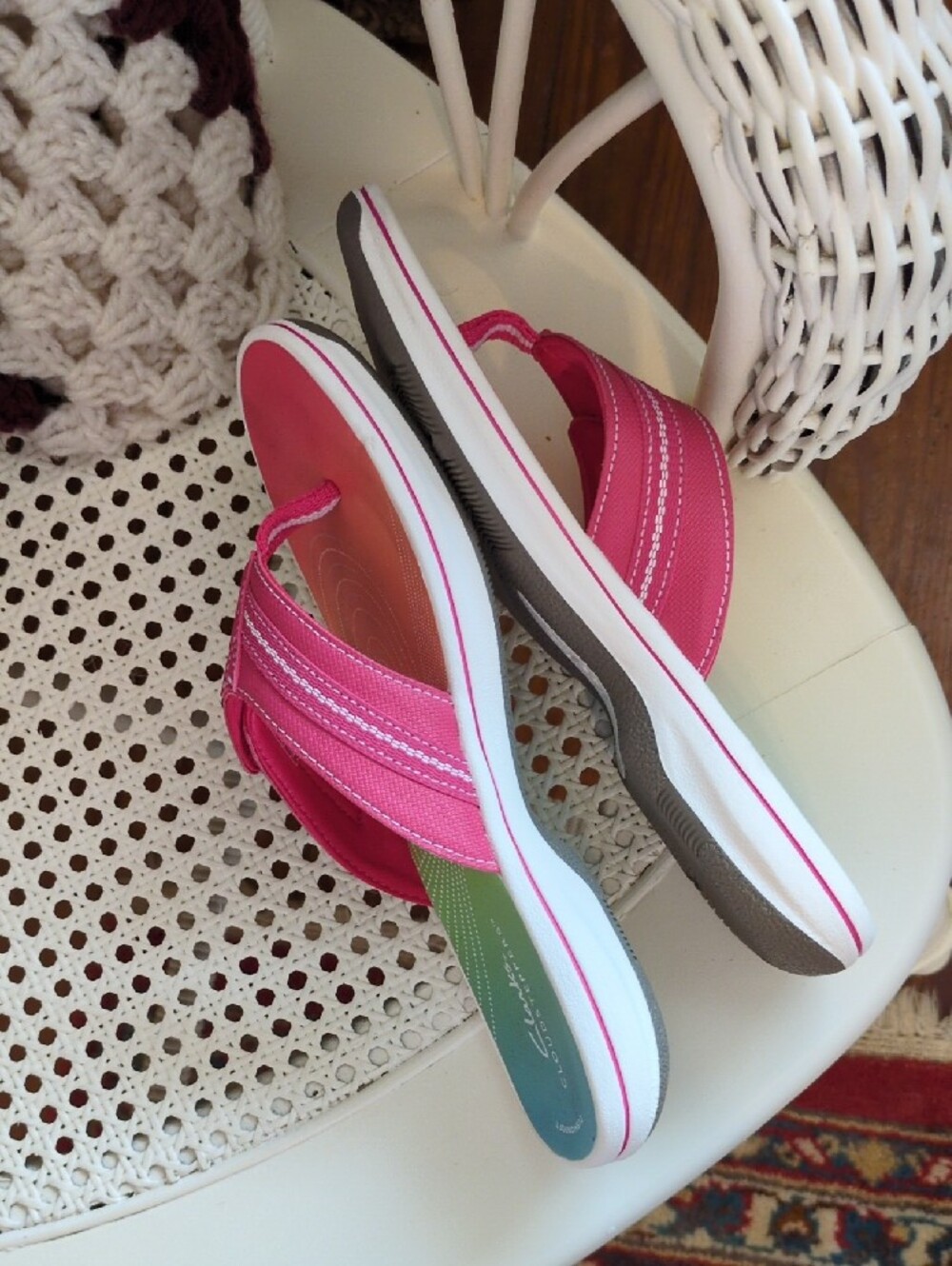 Clarks Cloudsteppers Gradient Pink Flip Flop Sandals - Picture 2 of 4